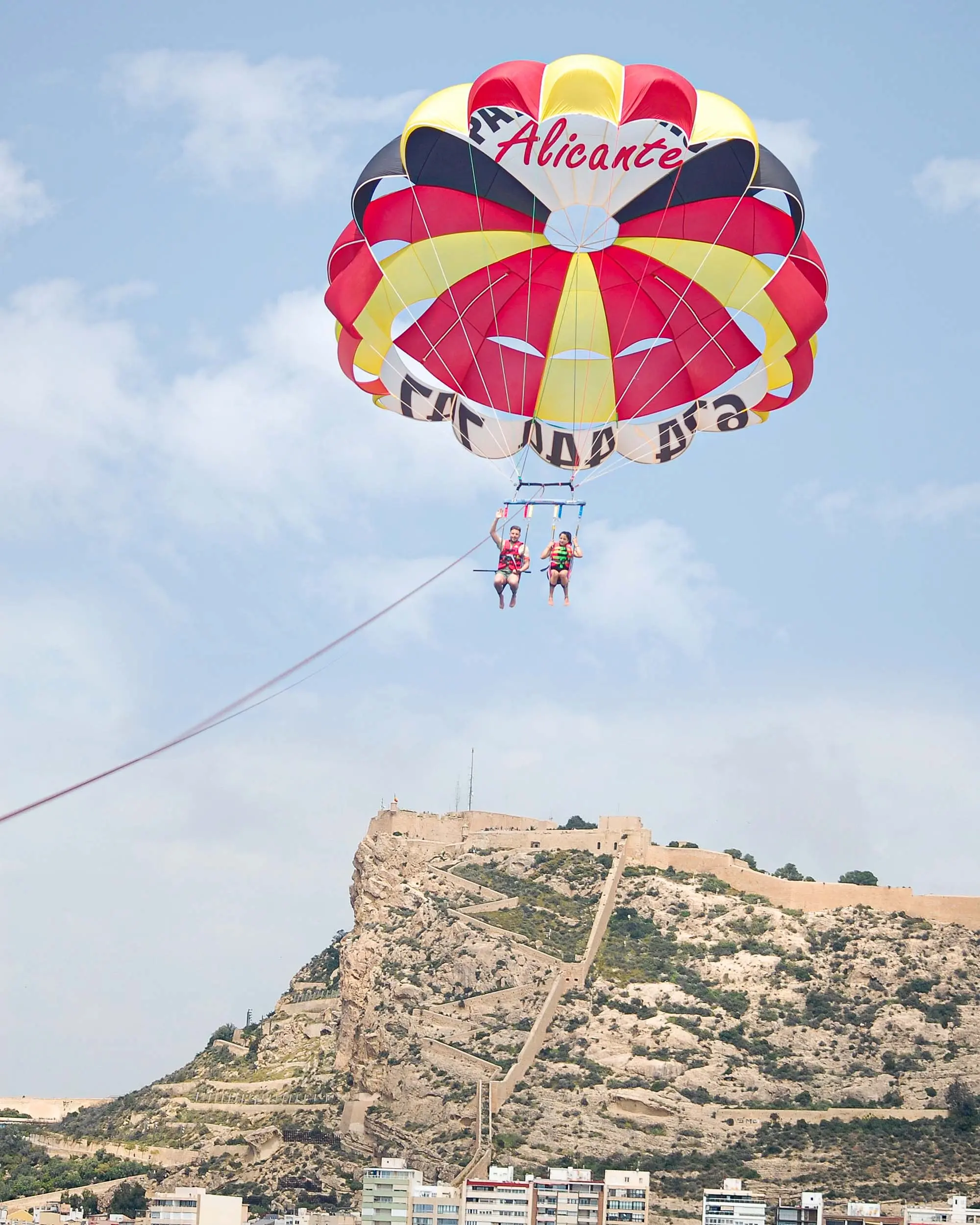 Cliente disfrutando de las vistas aéreas de Alicante